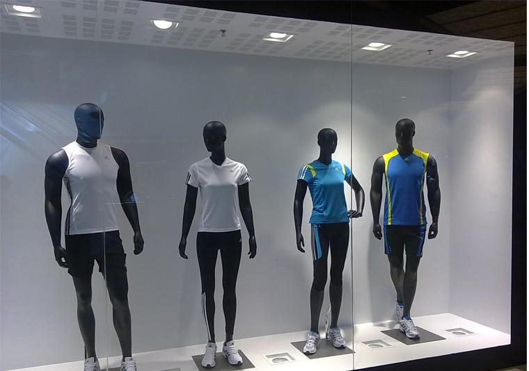Amenajare si Design Spatiu Comercial Adidas, vedere cu vitrina in care sunt prezentare modelele din noua colectie de echipamente sportive